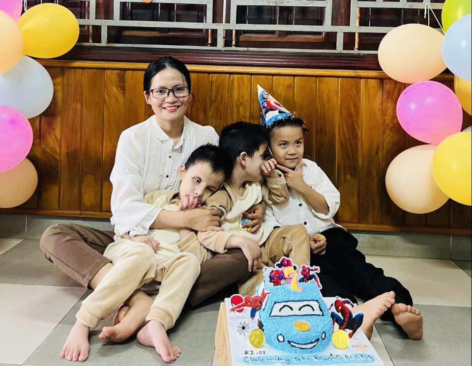 Khoảnh khắc hạnh phúc của bà mẹ này là hai con biết ôm lại. Ảnh: GĐCC.