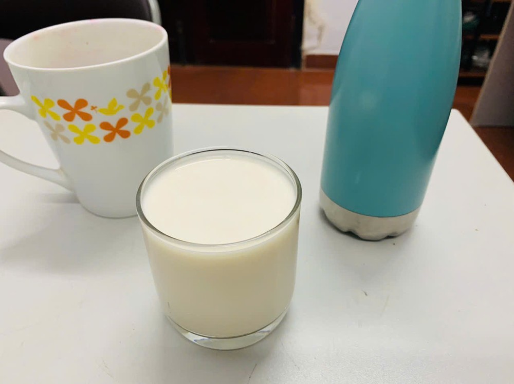 Uống sữa nguyên chất hay uống sữa tách béo đều có lợi cho sức khoẻ vì nó chứa nhiều vitamin và khoáng chất, bao gồm canxi và vitamin D. Ảnh: PHƯƠNG LÊ.