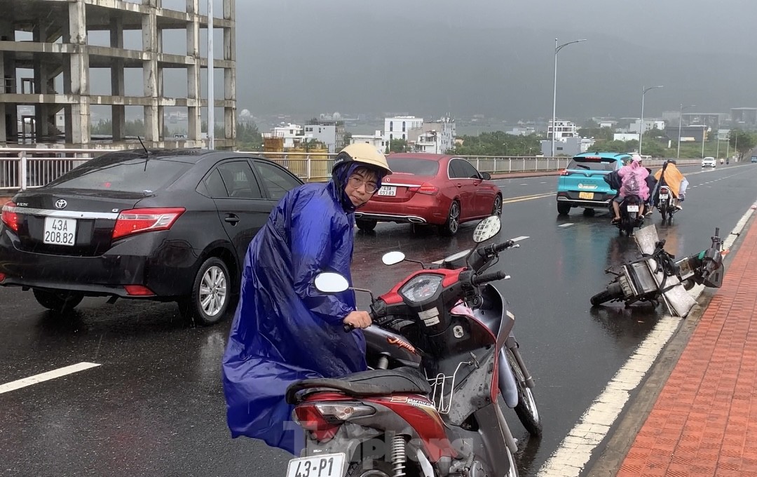 Anh Nguyễn Lâm, người điều khiển xe máy qua cầu cho biết, nhiều người không thể trụ được trước những đợt gió lớn nên đã bỏ xe lại giữa cầu, nhiều xe bị quật ngã không thể dựng lên được. Tôi chạy đến đoạn giữa cầu thì bị gió lớn nên không thể đi tiếp, nhiều ô tô đã đứng lại để dìu chúng tôi mới qua được bên kia cầu. Tôi cảm ơn những hành động đẹp này của các tài xế xe ô tô, anh Lâm nói.