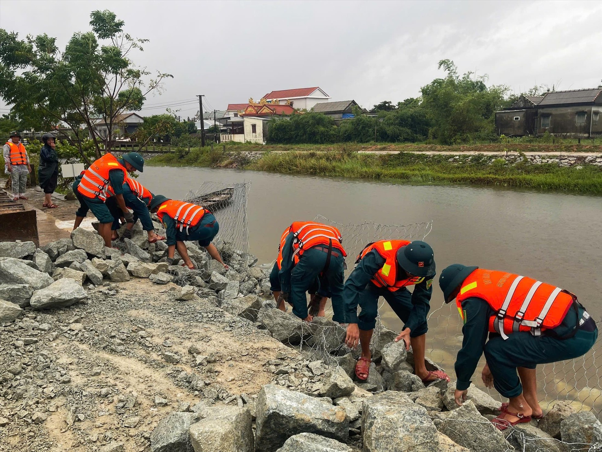 Bộ đội tại TT-Huế giúp dân hộ đê Mai Dương. Ảnh: Ngọc Văn