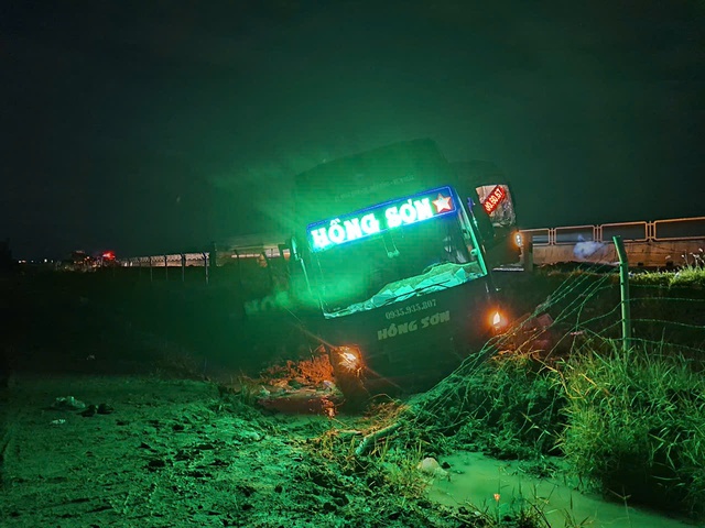 Xe khách Hồng Sơn lao xuống mương thoát nước trên cao tốc Vĩnh Hảo - Phan Thiết. Ảnh: Hà Nguyễn