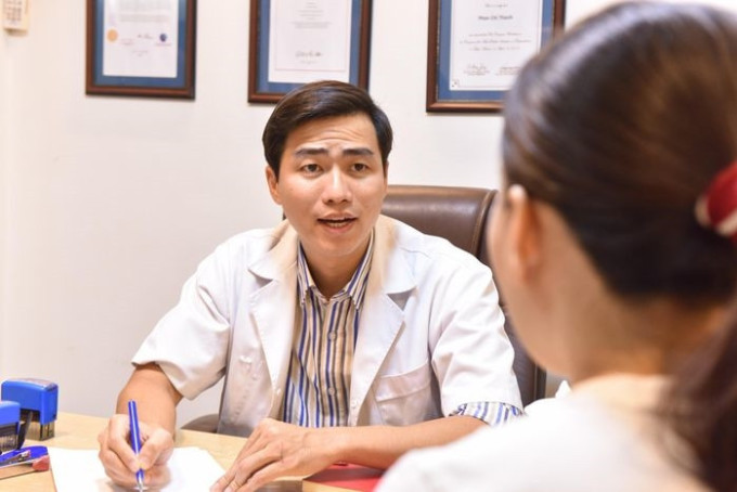 Bác sĩ Thành thăm khám cho bệnh nhân. Ảnh: Bác sĩ cung cấp