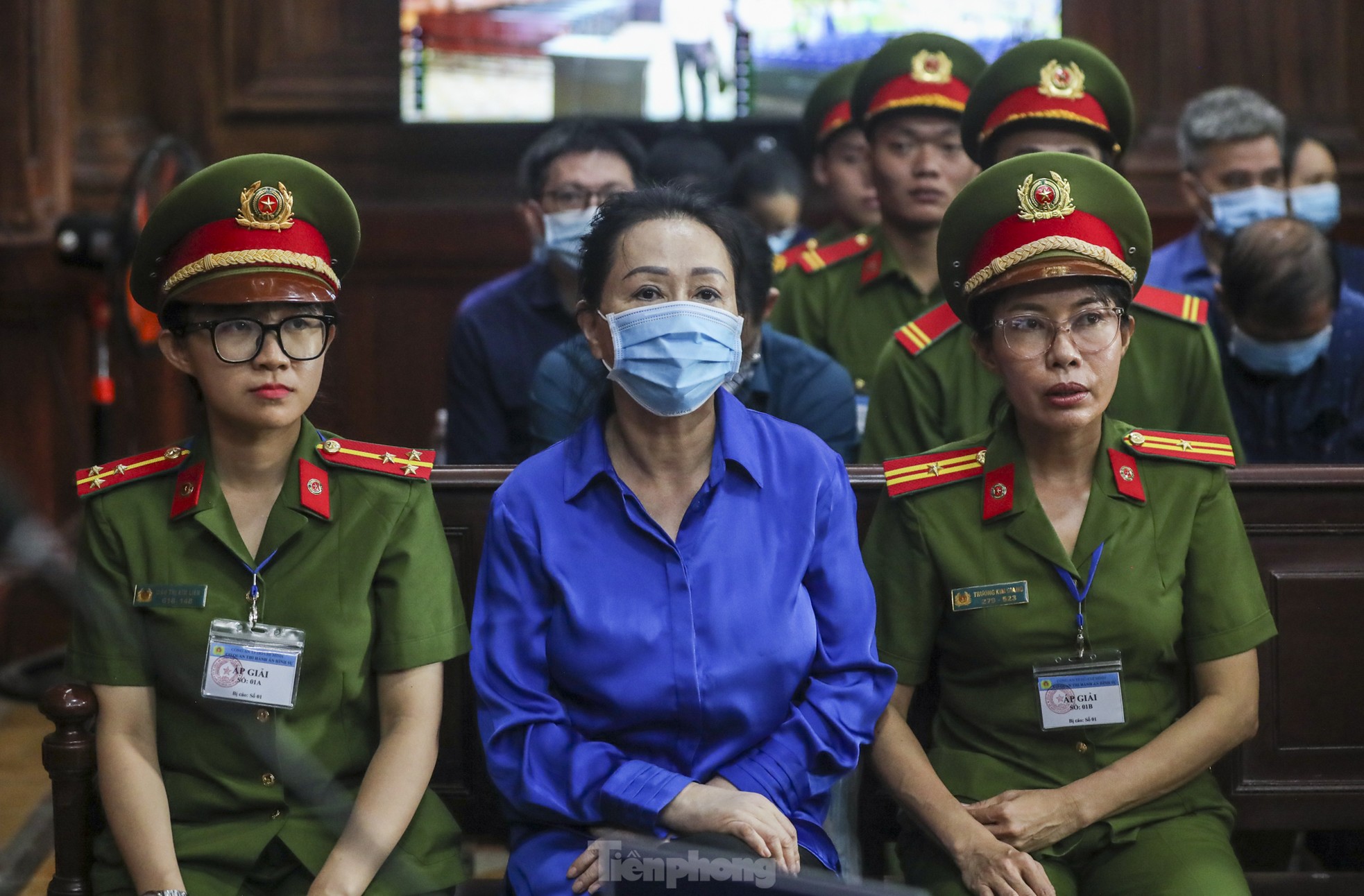 Gần 7 giờ sáng, bị cáo Trương Mỹ Lan (68 tuổi, cựu Chủ tịch Tập đoàn Vạn Thịnh Phát) và 33 đồng phạm đã bị áp giải ra TAND TP.HCM để xét xử trong vụ án ở giai đoạn 2 về các tội danh lừa đảo chiếm đoạt tài sản, rửa tiền và vận chuyển trái phép tiền tệ qua biên giới.