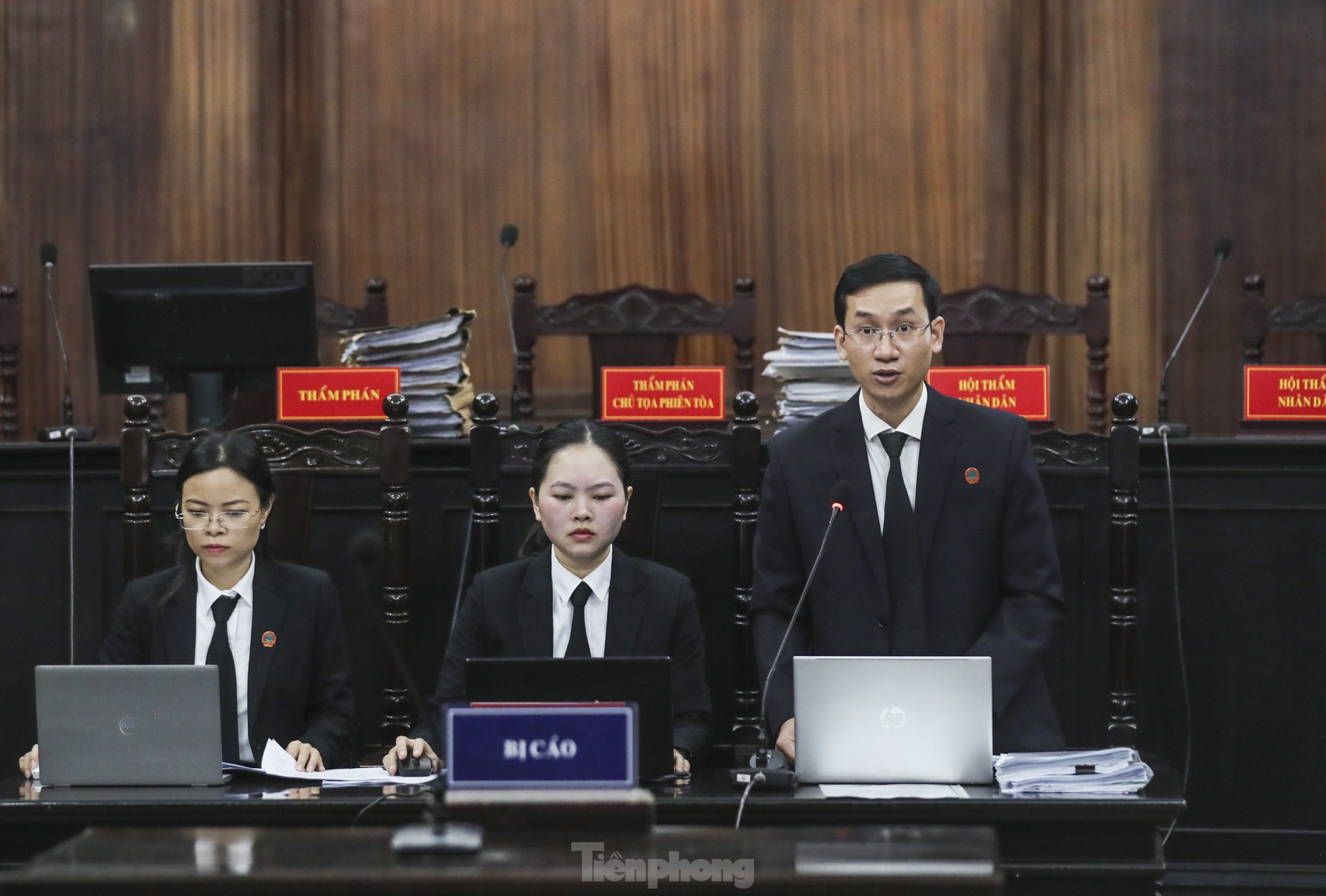 Bà Lan và 8 đồng phạm bị cáo buộc tội “Rửa tiền” với số tiền 445.000 tỷ đồng. Đối với tội “Vận chuyển trái phép tiền tệ qua biên giới”, cáo trạng xác định Lan cùng đồng phạm đã vận chuyển trái phép số tiền 4,5 tỷ USD.