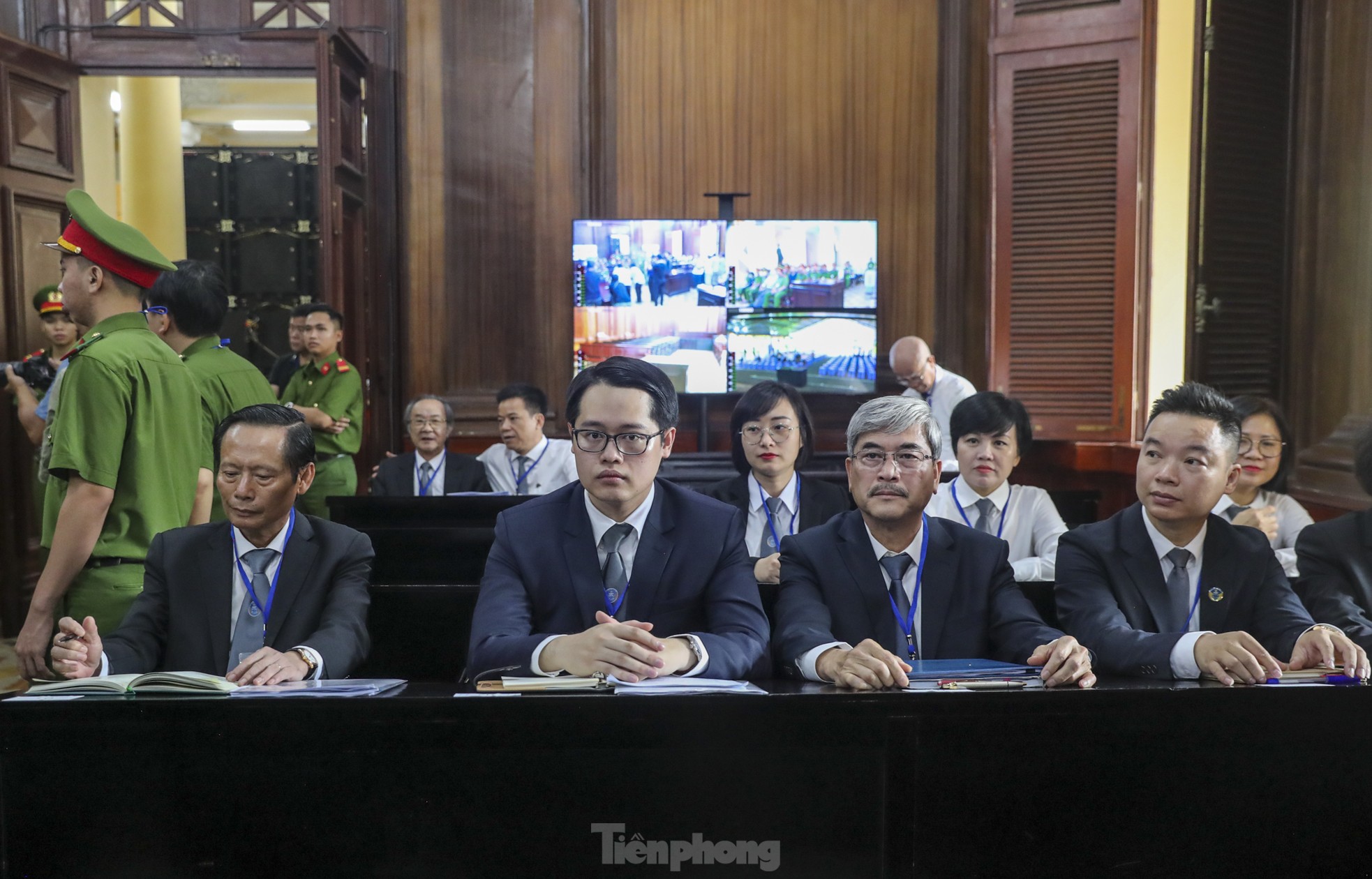 Theo cáo trạng, ở tội danh “Lừa đảo chiếm đoạt tài sản”, bà Trương Mỹ Lan và đồng phạm đã phát hành 25 gói trái phiếu khống, không có tài sản đảm bảo (đã mất khả năng thanh toán) với tổng trị giá các gói trái phiếu là hơn 30.869 tỷ đồng và hiện còn dư nợ hơn 30.081 tỷ đồng của hơn 35.000 nhà đầu tư.