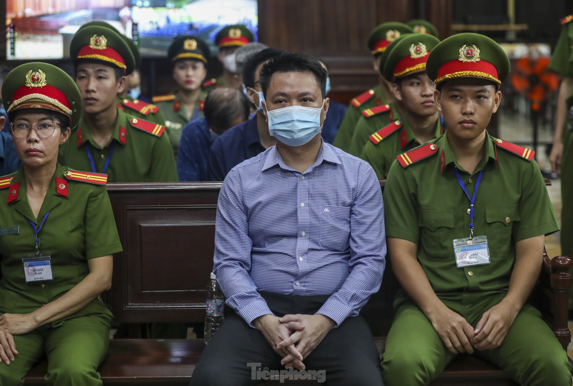 Hình ảnh vợ chồng bà Trương Mỹ Lan tại phiên xét xử giai đoạn 2 vụ Vạn Thịnh Phát - 10