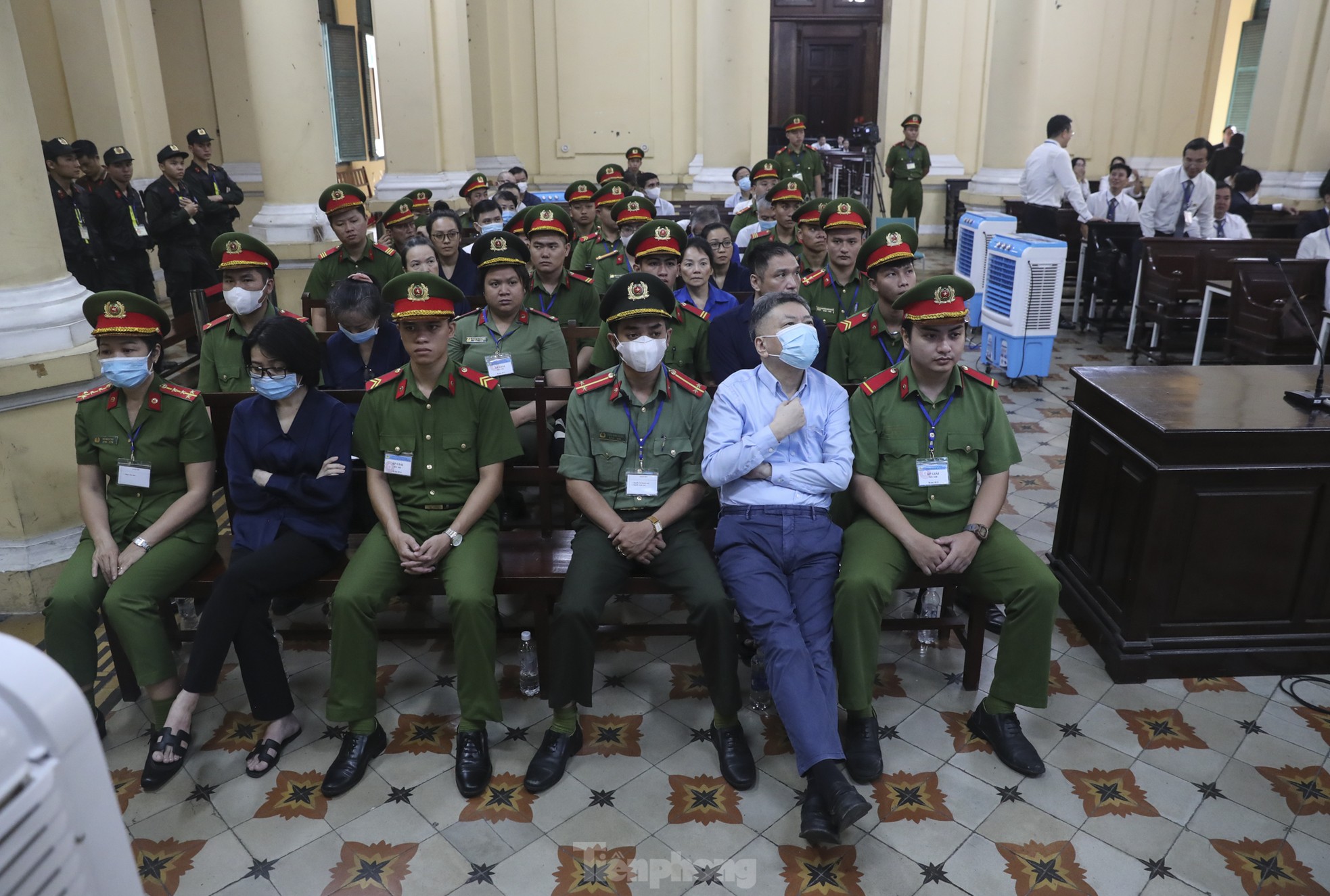 Hình ảnh vợ chồng bà Trương Mỹ Lan tại phiên xét xử giai đoạn 2 vụ Vạn Thịnh Phát - 6