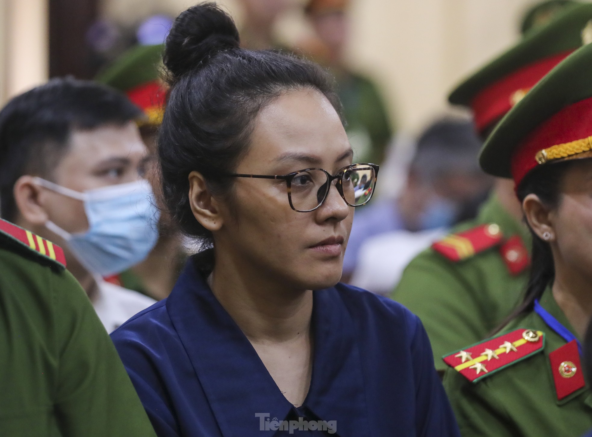 Bị cáo Trương Huệ Vân có 2 luật sư bào chữa. Bà Vân bị xét xử về tội “Lừa đảo chiếm đoạt tài sản”. Ở giai đoạn 1 vụ án, bị cáo này bị tuyên phạt 17 năm tù về tội “Tham ô tài sản”.