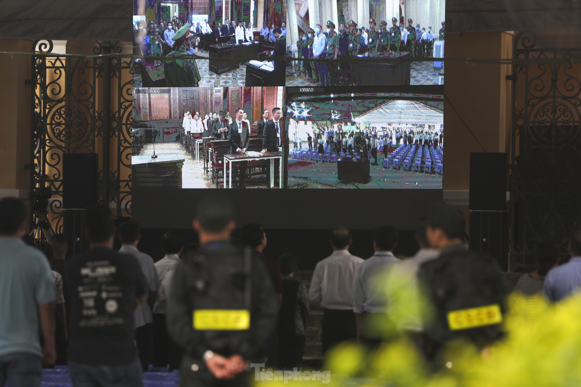 Bên trong sân tòa, khoảng 1.000 ghế ngồi, nhiều màn hình LED được chuẩn bị để cho các bị hại, người liên quan tới tham dự phiên tòa xét xử vụ án Vạn Thịnh Phát giai đoạn 2.