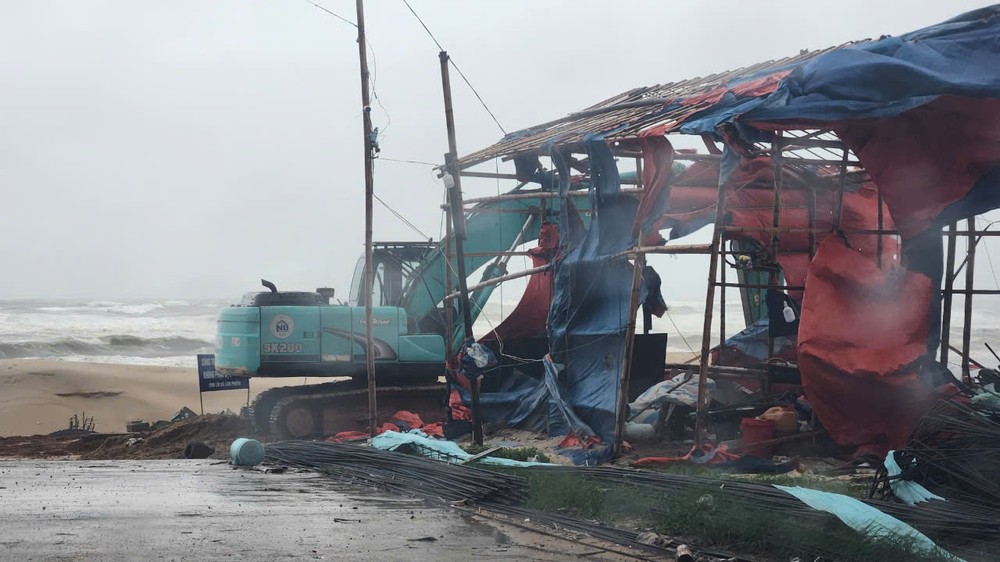 Mưa lớn kèm gió giật mạnh tại địa phương ven biển huyện Gio Linh, tỉnh Quảng Trị. Ảnh: NGUYỄN DO