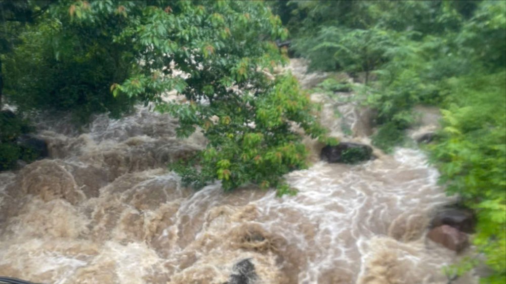 Nước lũ chảy xiết tại khu vực miền núi Quảng Trị. Ảnh: BT
