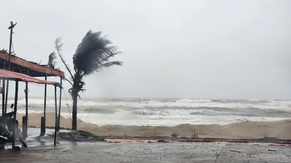 Sóng biển dữ dội tại khu vực bờ biển tỉnh Quảng Trị. Ảnh: NGUYỄN DO