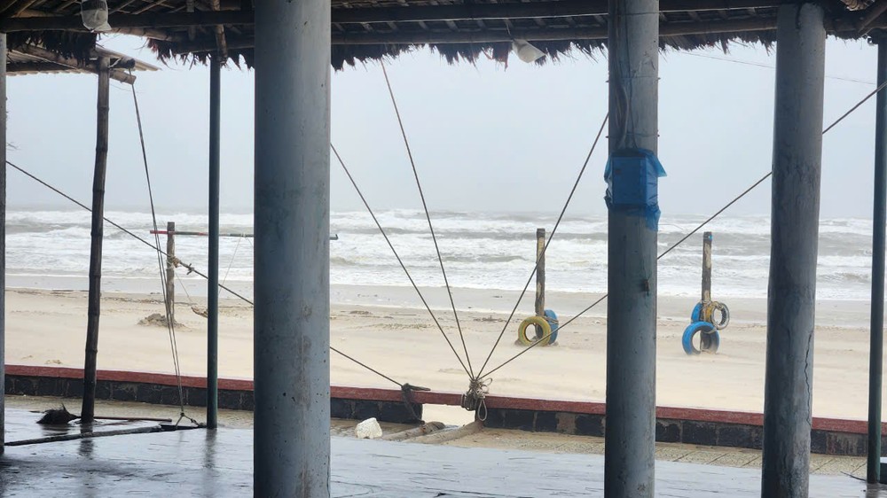 Những hàng quán ven biển được gia cố trước bão số 4. Ảnh: NGUYỄN DO