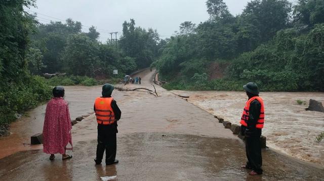Trường hợp người lao động phải nghỉ làm do bão lũ vẫn được hưởng lương theo quy định. Ảnh minh họa: TL