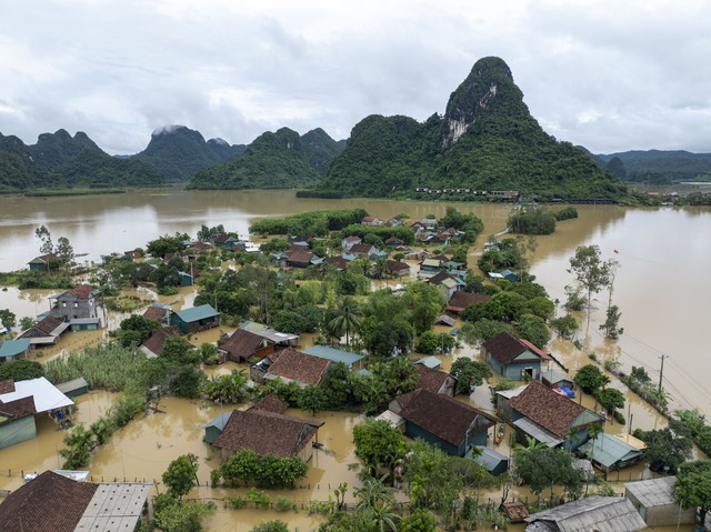 Cảnh ngập lụt làng Tân Hóa nhìn từ trên cao