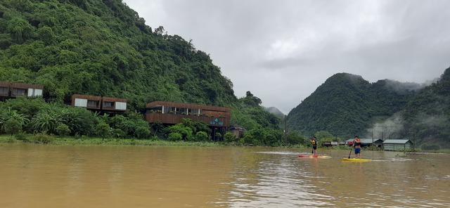 Du khách chèo thuyền trải nghiệm trước Tú Làn Lodge – Khu nghỉ dưỡng trong ngôi làng du lịch tốt nhất thế giới