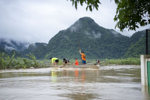 Những hoạt động trải nghiệm của người dân và du khách trong lũ tại Tân Hóa