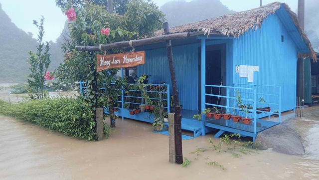 Một homestay của người dân Tân Hóa, ngày thường tổ chức đón khách du lịch, ngày lũ sẽ làm nhà phao