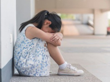 Cho con uống thuốc mãi không khỏi, đi khám bất ngờ phát hiện thủ phạm trong vùng kín của bé gái 6 tuổi