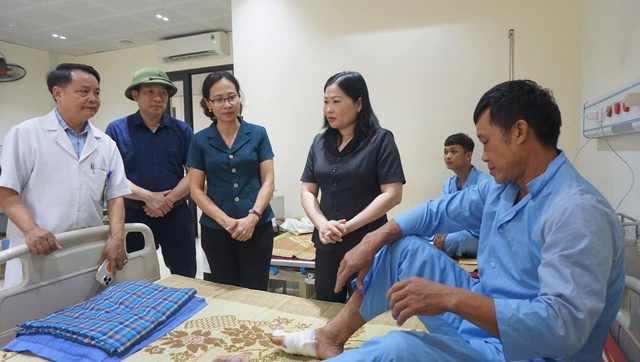 Đêm kinh hoàng của amp;#34;chiến sĩamp;#34; áo trắng dành giật sự sống cho người dân trong mưa lũ - 6