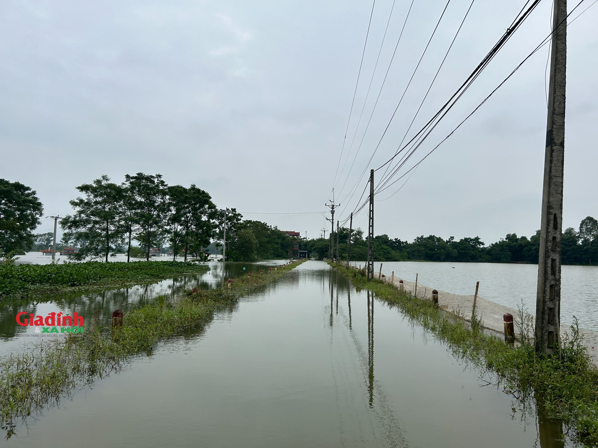 Nhiều con đường tại xã Hoàng Văn Thụ, huyên Chương Mỹ (TP Hà Nội) vẫn ngập sâu do ảnh hưởng của mưa lũ.