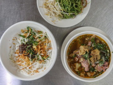 Quán 'chế' món bún bò trộn ở TP HCM