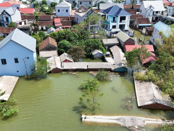 Sau bão số 3 hai tuần, rốn lũ của Hà Nội vẫn ngập gần áp mái nhà