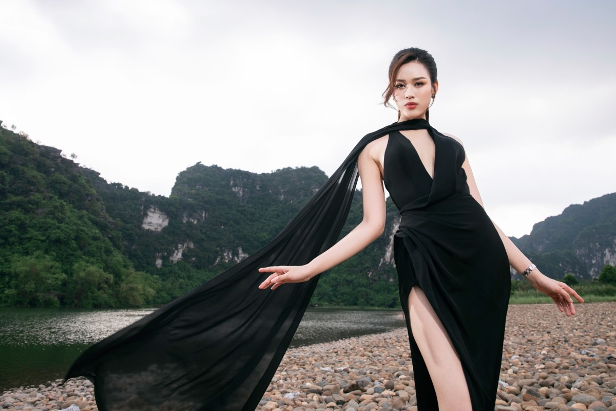 Hoa hậu Đỗ Thị Hà bất ngờ có mặt tại show diễn thời trang giới thiệu BST Fall Winter 2024 của NTK Lê Thanh Hòa, cũng là show diễn với tên gọi Hello Cosmo From Vietnam.