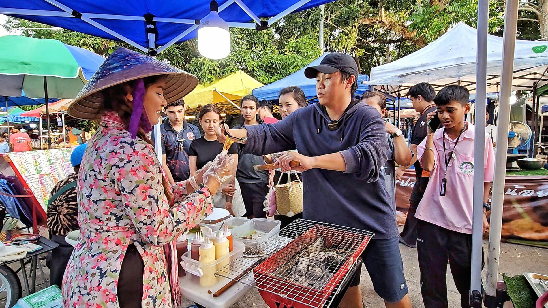 Chàng rể Việt bán bánh tráng nướng ở Thái Lan, kiếm vài triệu/ngày amp;#39;nhẹ tênhamp;#39; - 1
