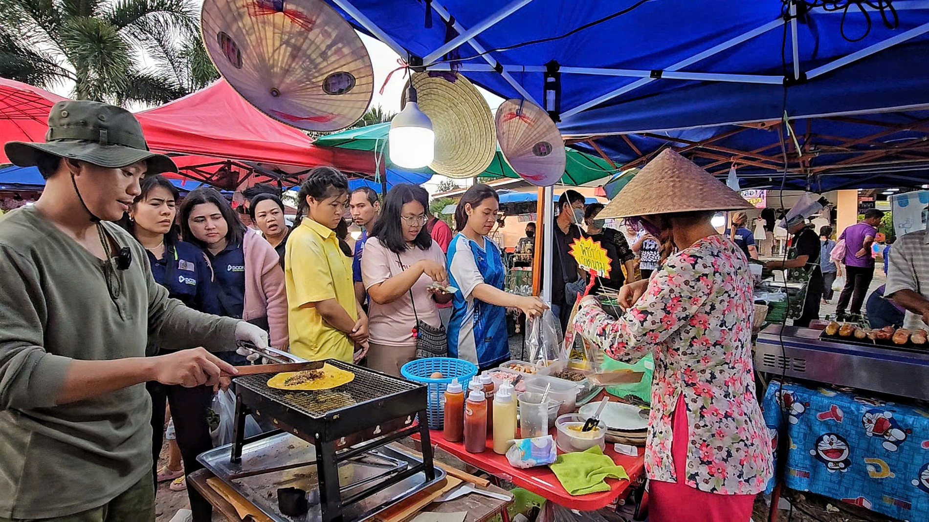 Tiệm bánh tráng nướng của đôi vợ chồng trẻ luôn tấp nập khách