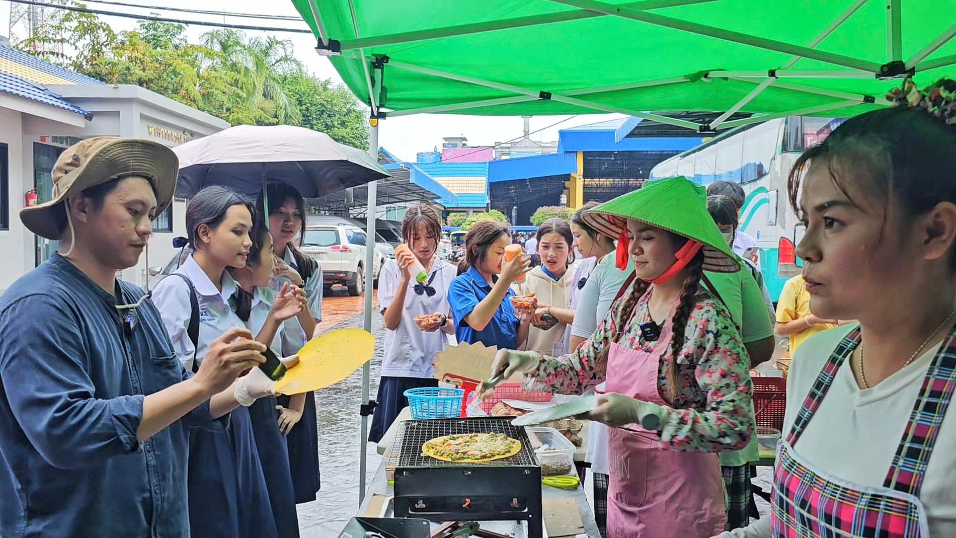 Món bánh tráng nướng của Việt Nam được nhiều học sinh Thái Lan yêu thích