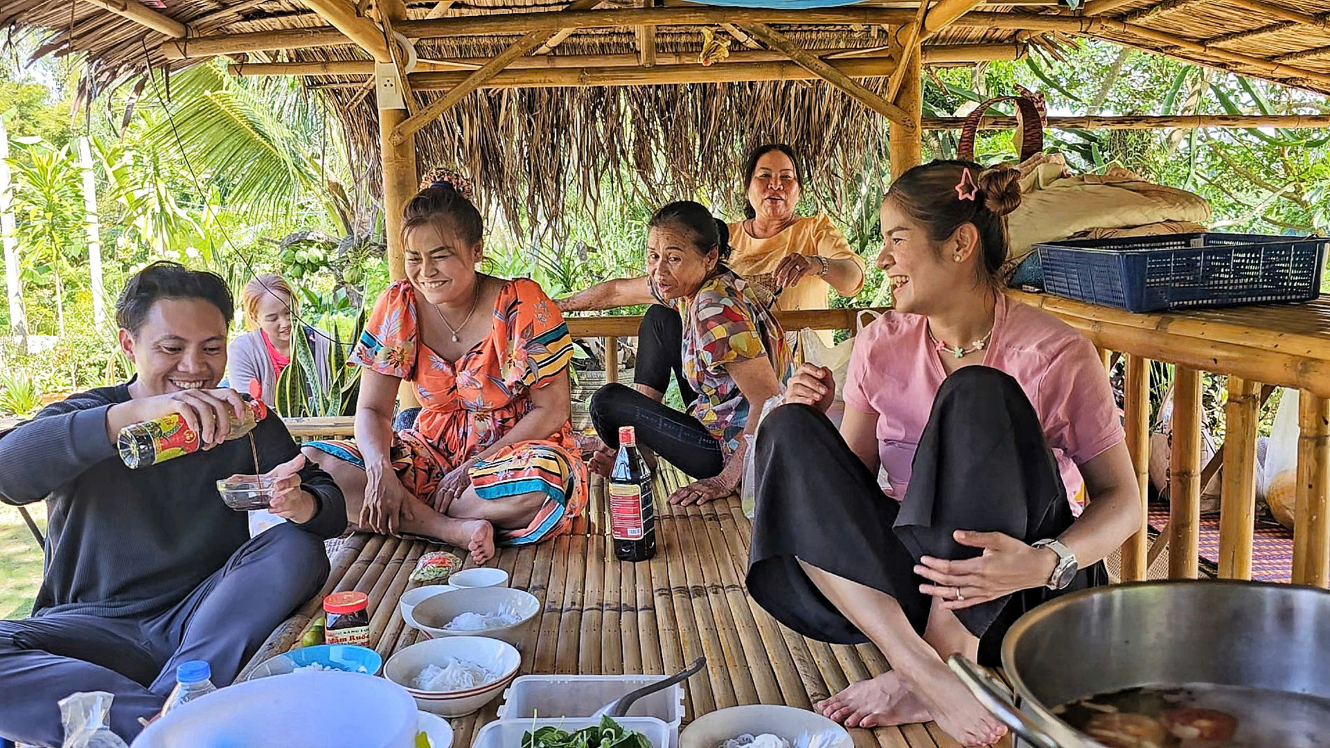 Vợ chồng Duy cũng thường nấu các món ăn Việt, mời bà con địa phương ở Thái Lan thưởng thức