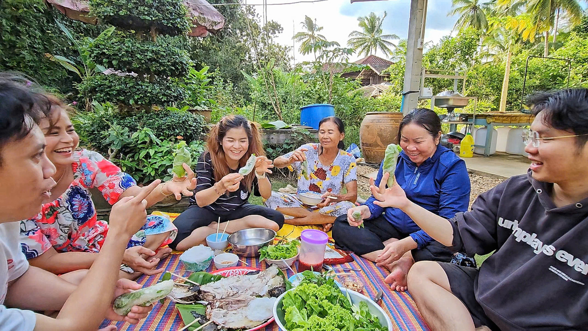 Chàng rể Việt bán bánh tráng nướng ở Thái Lan, kiếm vài triệu/ngày amp;#39;nhẹ tênhamp;#39; - 7