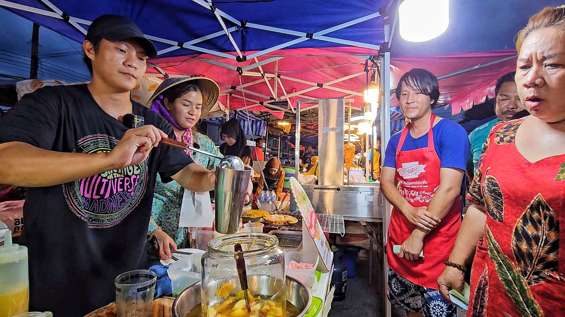 Cặp đôi bán thêm trà trái cây