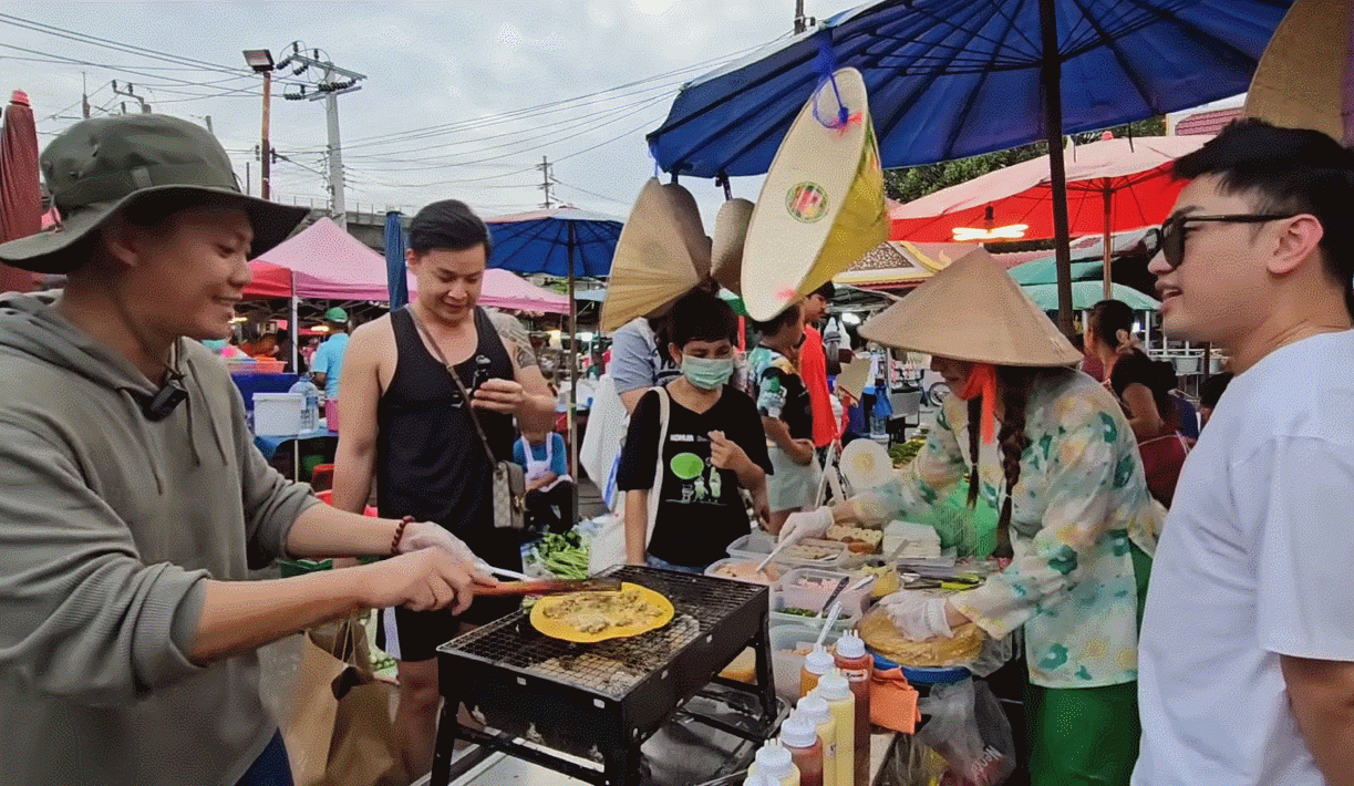Tiệm bánh tráng nướng có địa điểm không cố định, chỉ mở vài tiếng mỗi ngày
