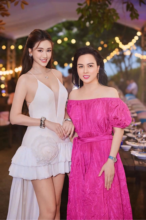 Phượng Chanel còn tự tin tạo dáng bên đàn em a classTextlinkBaiviet hrefhttps://eva.vn/nhac/maya-trong-lan-ngai-ngung-khi-duoc-hoi-chuyen-phim-gia-tinh-that-c256a604237.htmlMaya/a.