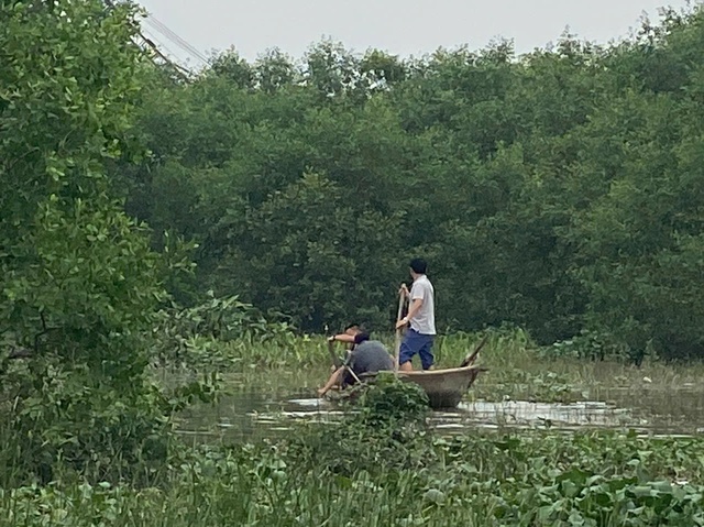 Lực lượng chức năng tìm kiếm các cháu trong sáng 25/9
