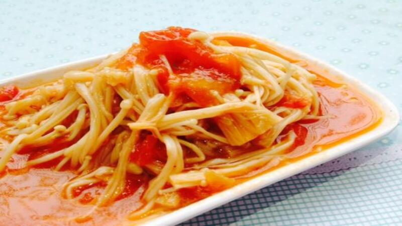 Enoki mushrooms with tomatoes and pork