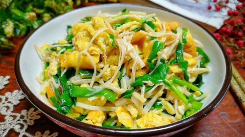 Enoki mushrooms with eggs