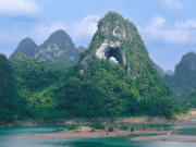 Lifestyle - Ngọn núi có ‘con mắt khổng lồ' ở Cao Bằng, du khách tò mò đến check-in