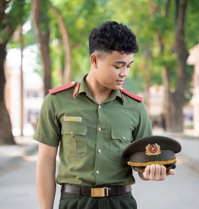 Em Minh trong bộ quân phục Công an.