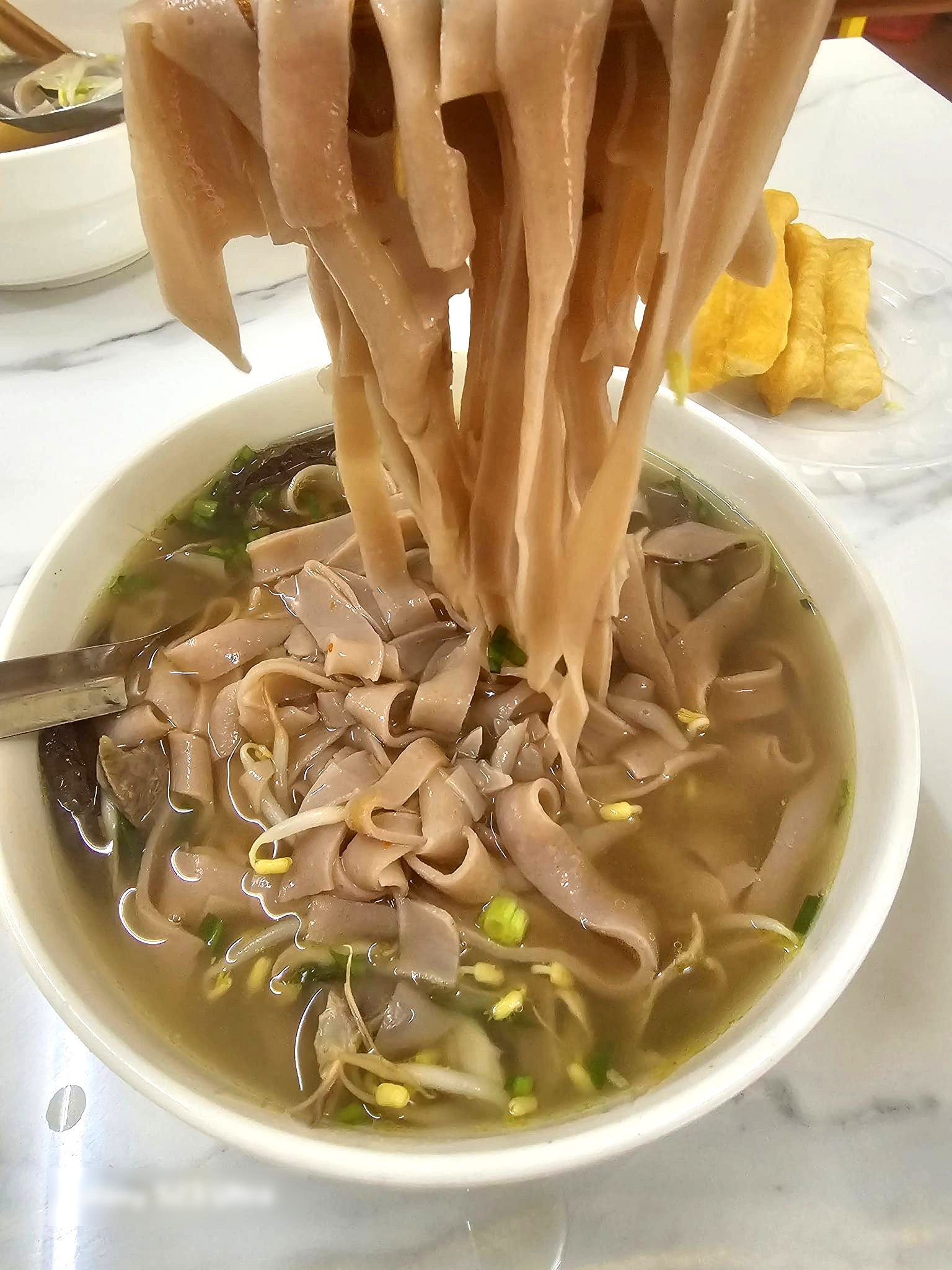 Phở đỏ 'treo gió' ở Hà Giang chế biến kỳ công, ăn cùng thịt gà đồi thơm ...