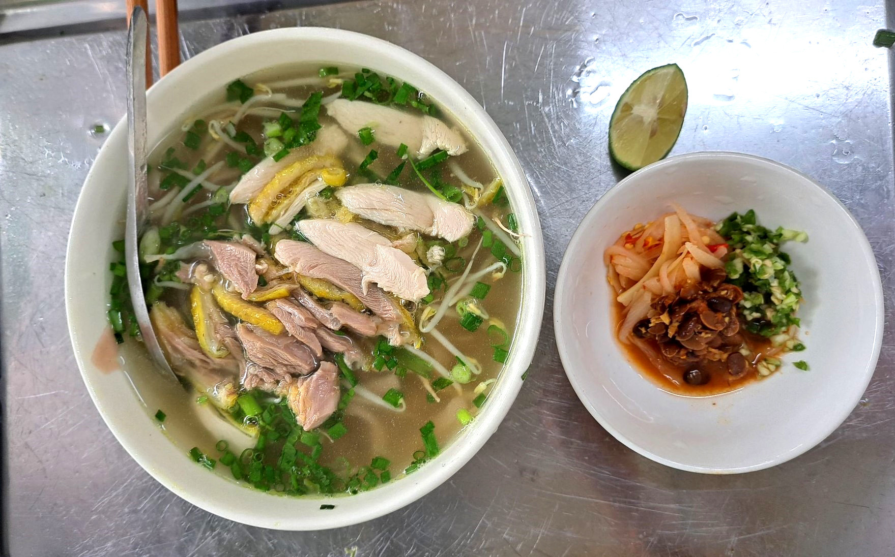 Phở đỏ 'treo gió' ở Hà Giang chế biến kỳ công, ăn cùng thịt gà đồi thơm ...