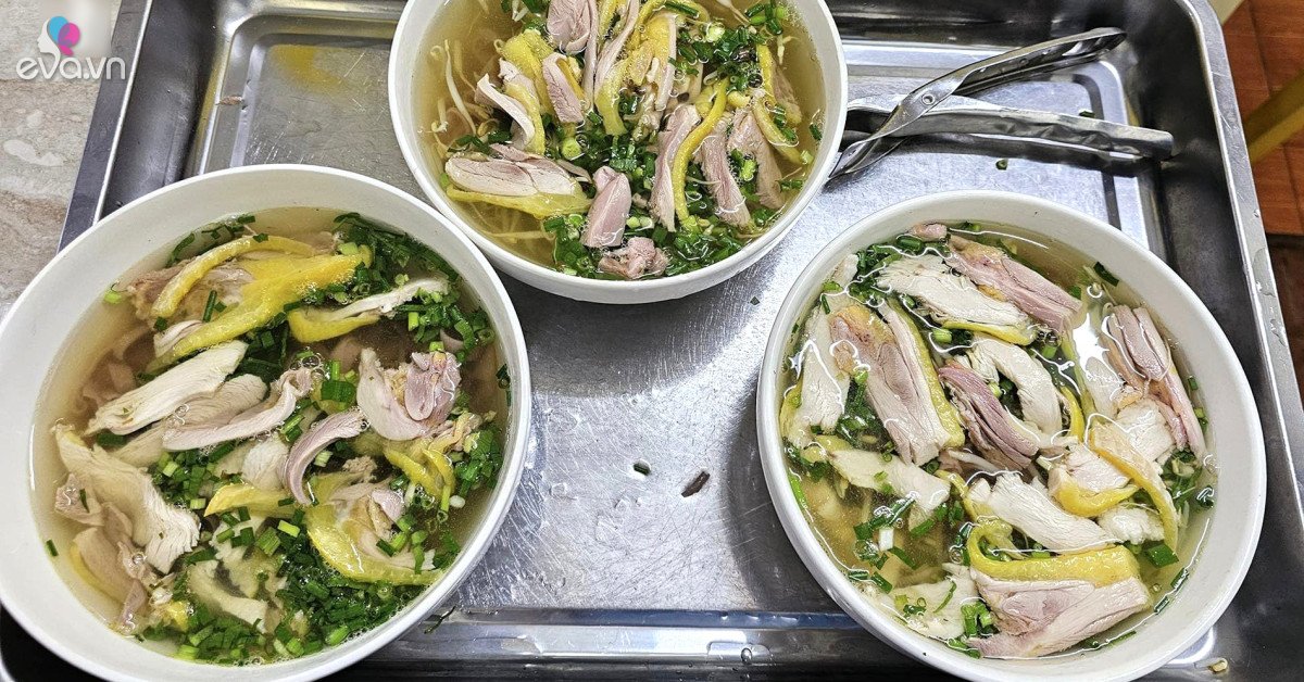 Phở đỏ 'treo gió' ở Hà Giang chế biến kỳ công, ăn cùng thịt gà đồi thơm ...