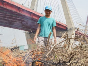 Tin tức - Người dân khóc nghẹn khi đốt từng gốc cây, nỗ lực "hồi sinh" làng đào Nhật Tân sau bão lũ