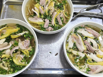 Phở đỏ 'treo gió' ở Hà Giang chế biến kỳ công, ăn cùng thịt gà đồi thơm ngọt