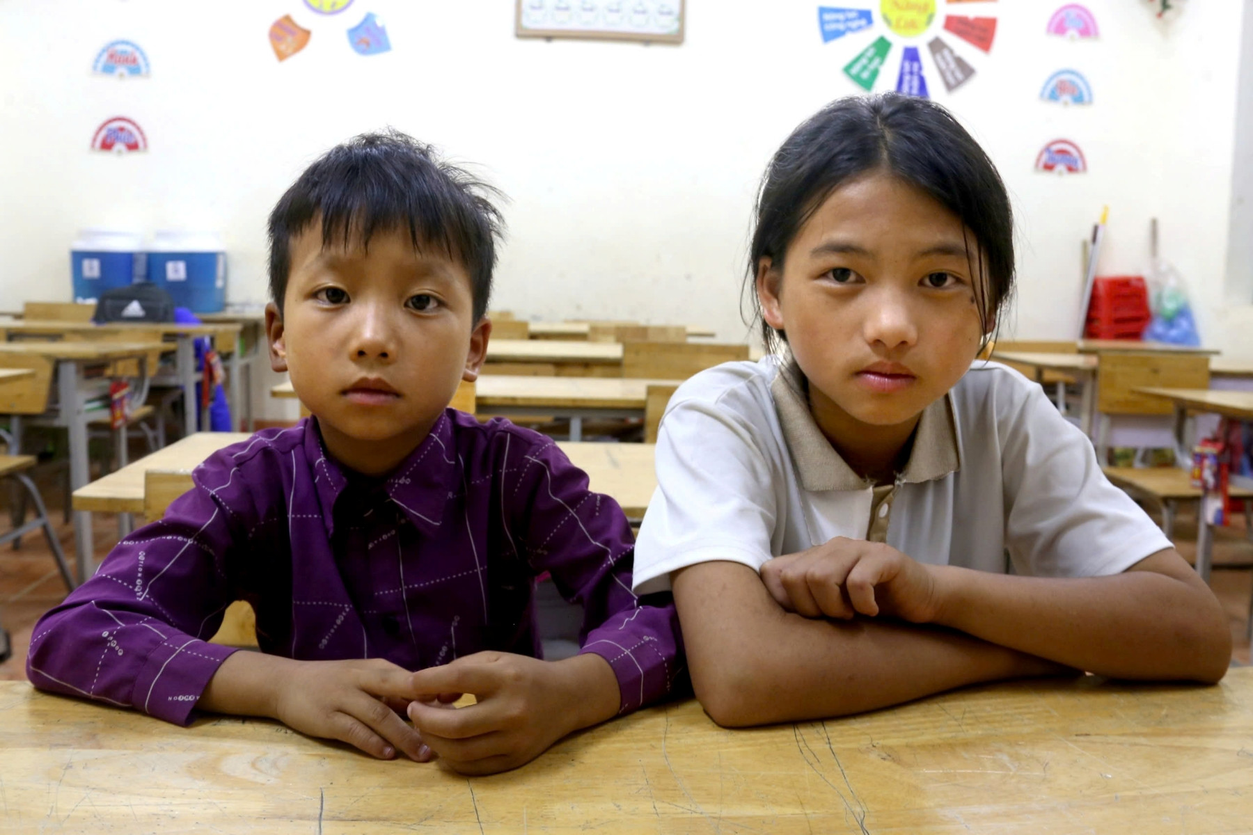 Dùa và Chiêu là hai trong số các học trò của Trường PTDT Bán trú Tiểu học amp; THCS Trung Lèng Hồ có gia đình bị thiệt hại nặng nề sau bão lũ. 