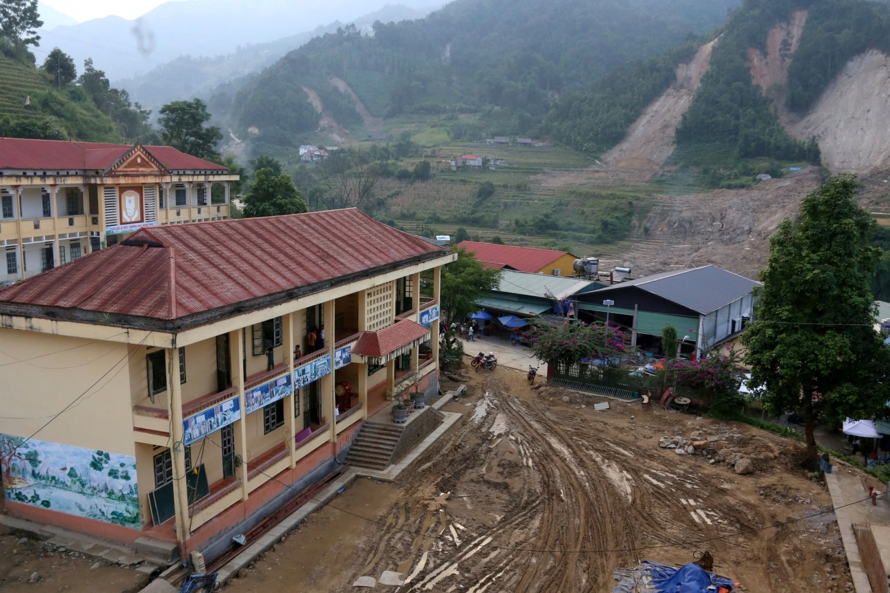 Thầy lội bùn 2 tiếng vác khoai, gạo về trường, cô trắng đêm canh cho trò ngủ sau bão lũ - 2