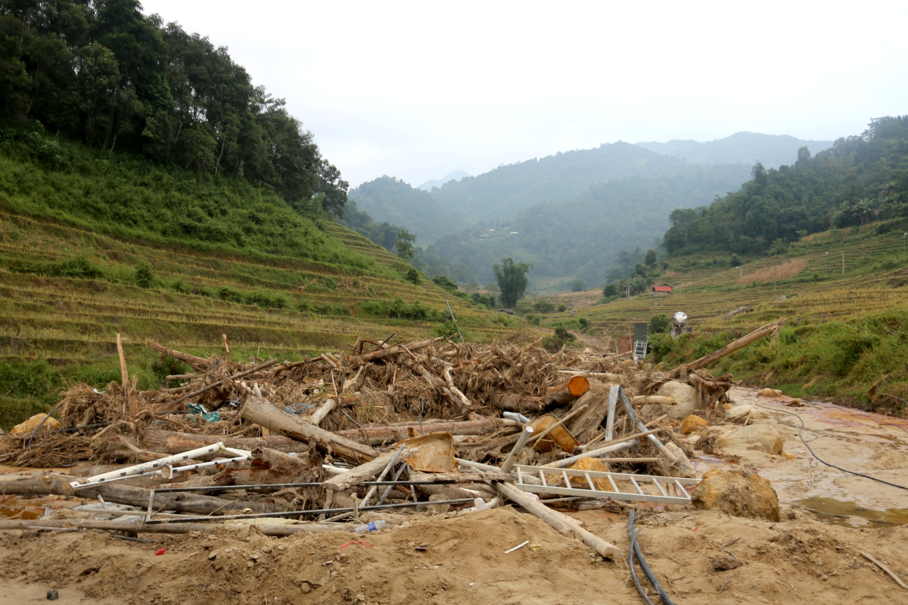 Ngôi trường sau cơn lũ vẫn còn ngổn ngang. 