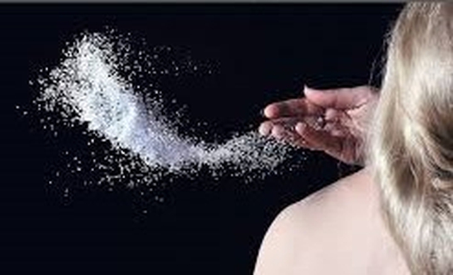 Gạo và muṓi rải trước hay sau, trộn lẫn hay khȏng tùy quan niệm của gia ᵭình, vùng miḕn. Ảnh internet.